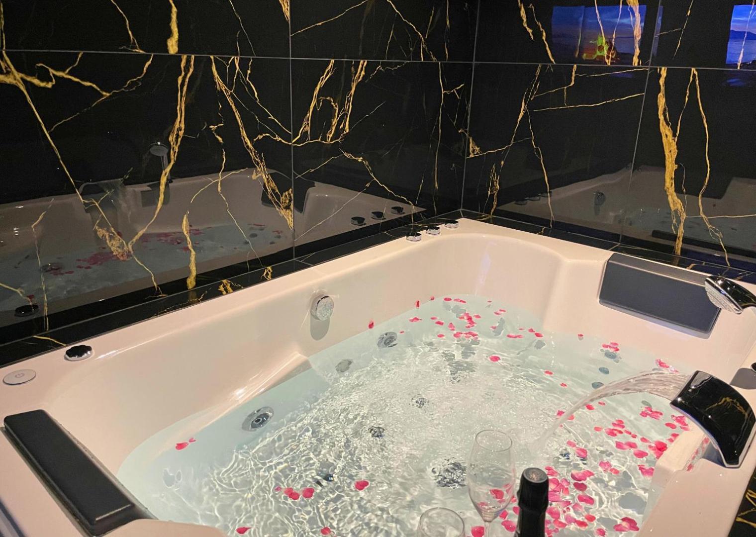Sejour Detente A Saint-Omer - Jacuzzi Prive, Terrasse, Centre-Ville Et Parking Gratuit Eksteriør bilde